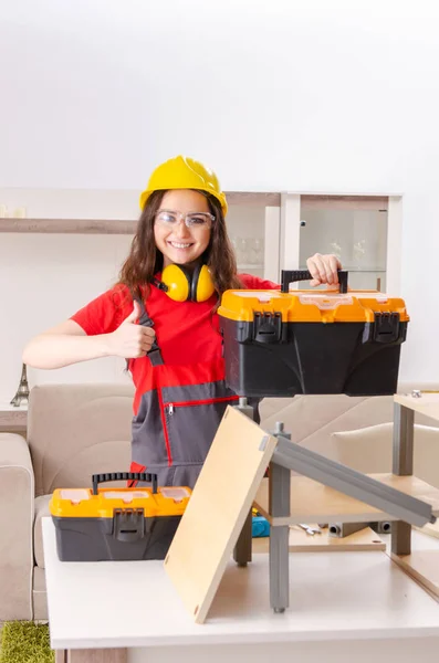 家庭で家具を修理する女性請負業者 — ストック写真