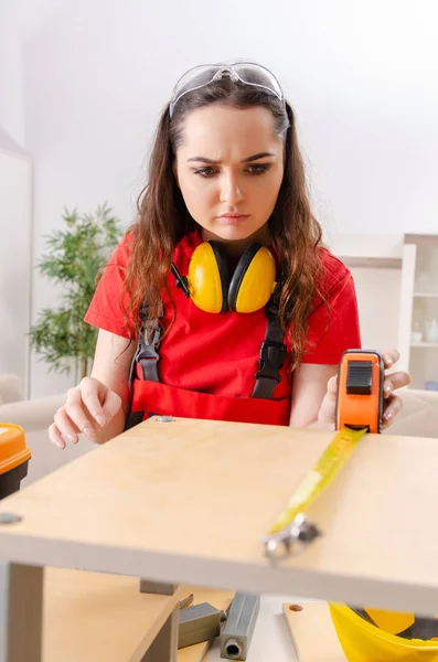 Contratista femenina reparando muebles en casa — Foto de Stock