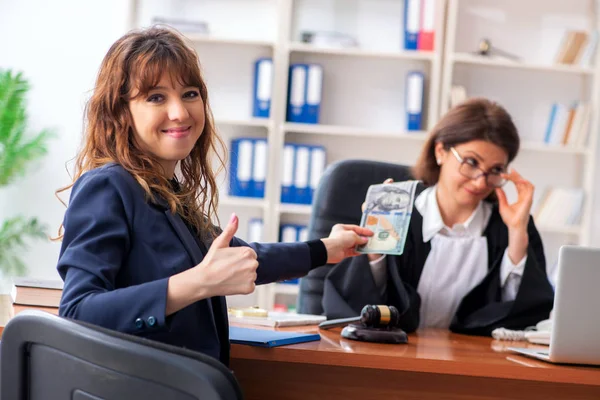 Mujer joven visitando abogada — Foto de Stock