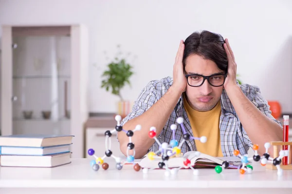 Joven estudiante físico preparándose para el examen en casa —  Fotos de Stock