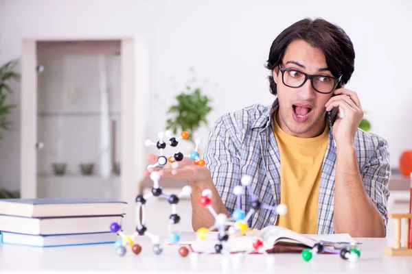 Joven estudiante físico preparándose para el examen en casa —  Fotos de Stock