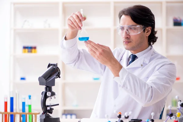 Jonge mannelijke wetenschapper werken in het lab — Stockfoto