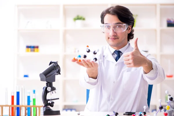 Jeune homme scientifique travaillant dans le laboratoire — Photo