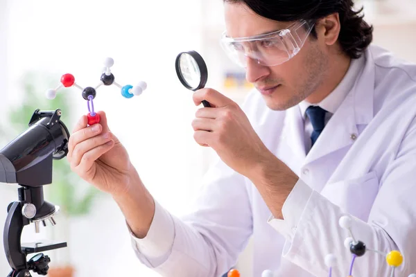 Joven científico masculino trabajando en el laboratorio —  Fotos de Stock