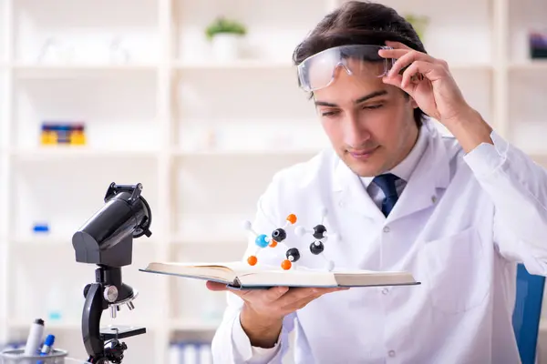 Jeune homme scientifique travaillant dans le laboratoire — Photo