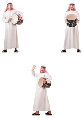 Arap adam beyaz izole davul ile