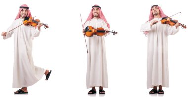 Arap adam beyaz izole keman çalıyor