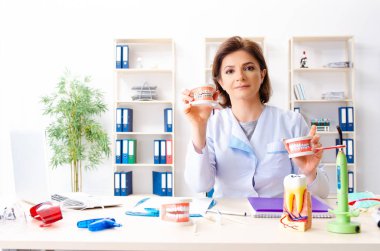 Kadın doktor yeni dişler üzerinde çalışma implant 