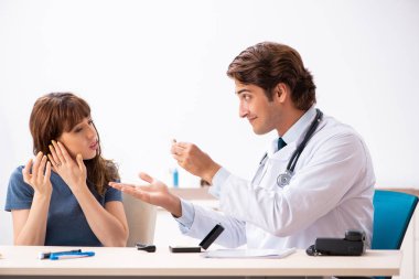 Doktor otorhinolaryngologi ziyaret işitme sorunu olan hasta