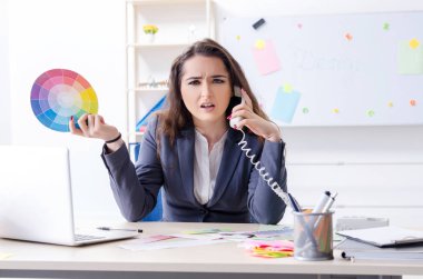 Ofiste çalışan genç kadın tasarımcı 