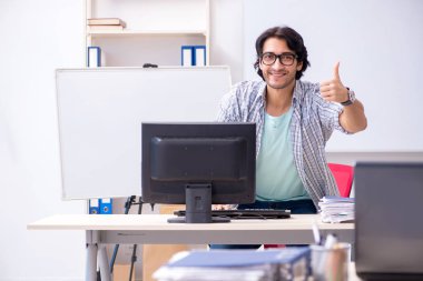 Bu ofiste çalışan uzman 