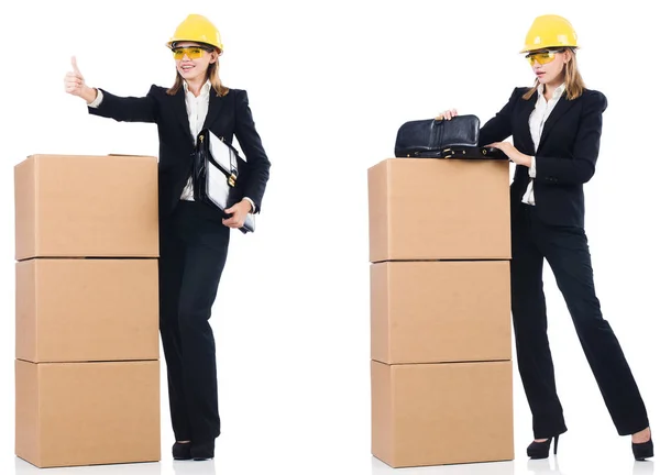 Mujer constructora con caja aislada en blanco — Foto de Stock