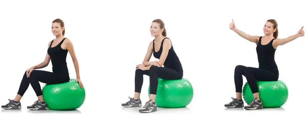 Ung kvinna gör övningar med fitball — Stockfoto