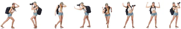 Красивая женщина в шортах с рюкзаком и камерой — стоковое фото