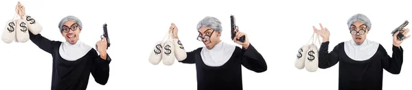 Мужчина в монашеском платье с пистолетом и денежными сумками — стоковое фото