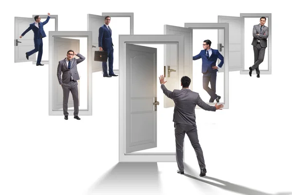 Üzletember bizonytalanság koncepció számos ajtóval — Stock Fotó