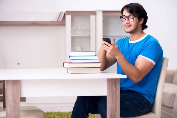 Jonge knappe student studeert thuis — Stockfoto