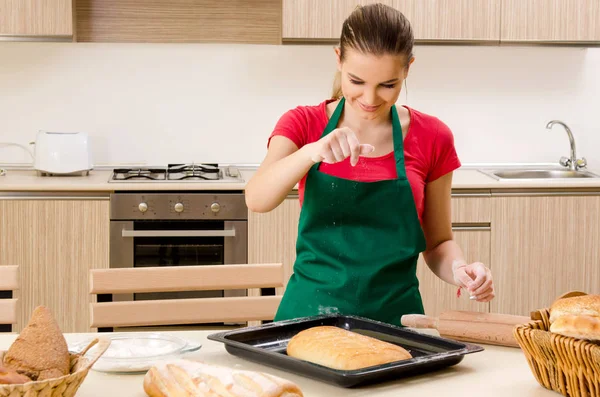 Konyhai dolgozó fiatal női baker — Stock Fotó