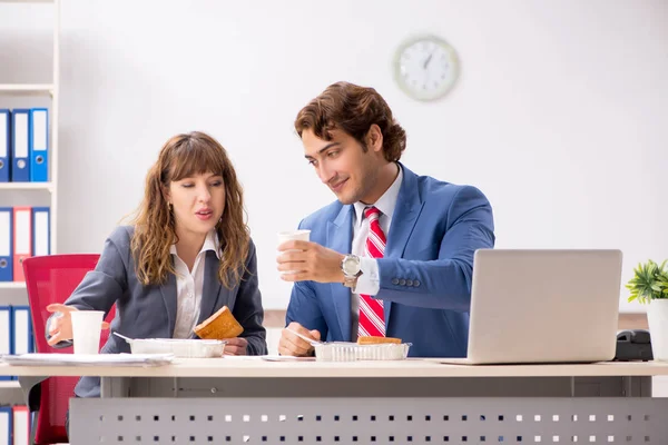 Two colleagues having lunch break at workplace — Stock Photo, Image