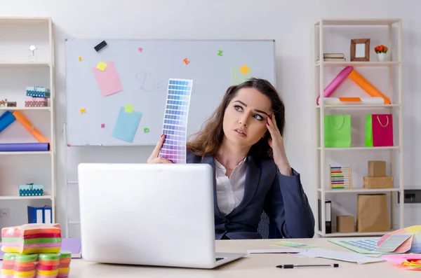 Joven diseñadora femenina trabajando en la oficina — Foto de Stock