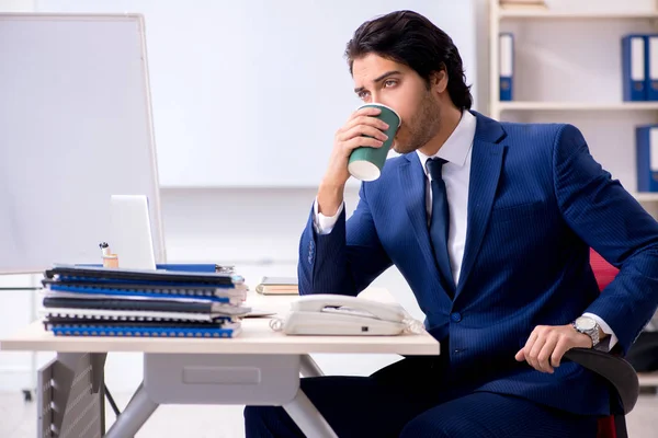 Junge gutaussehende Geschäftsleute arbeiten im Büro — Stockfoto