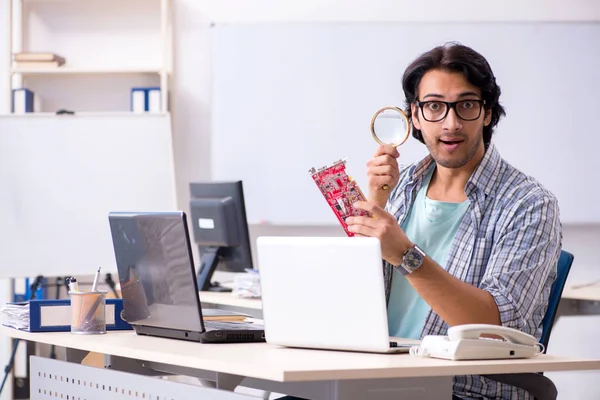 It specialist working in the office — Stock Photo, Image