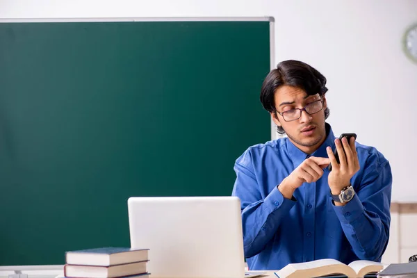 Joven profesor delante de pizarra — Foto de Stock