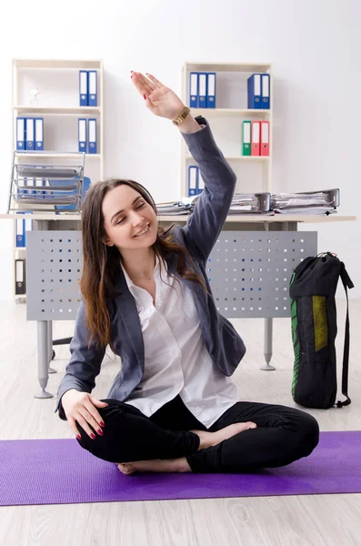 Vrouwelijke werknemer sport beoefening op kantoor — Stockfoto