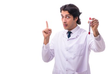 Beyaz arka planda izole genç kimyager 