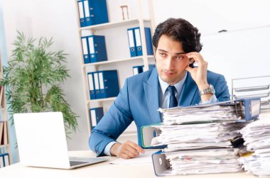 Genç yakışıklı erkek işçi ile çok fazla iş ofiste  