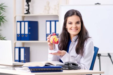 Klinikte çalışan kadın kardiyolog. 