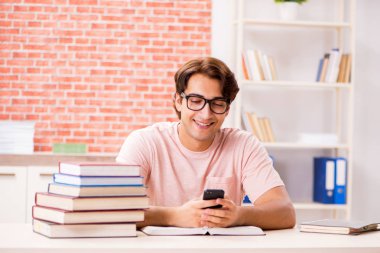 Üniversite sınavlarına hazırlanan genç bir öğrenci.