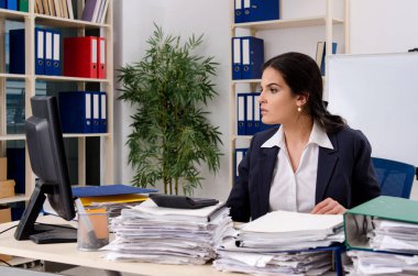 Ofiste çok fazla çalışma ile kadın işçiye 