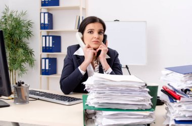 Ofiste çok fazla çalışma ile kadın işçiye 