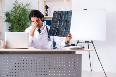 Klinikte çalışan genç yakışıklı Doktor radyolog 