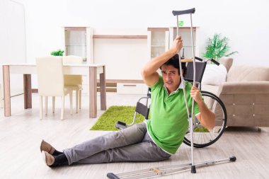 Tekerlekli sandalyedeki genç yakışıklı adam. 