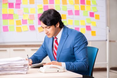 Çelişkili öncelikleri olan genç ve yakışıklı bir çalışan. 