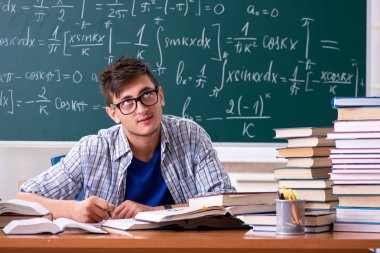 Genç erkek öğrenci okulda matematik