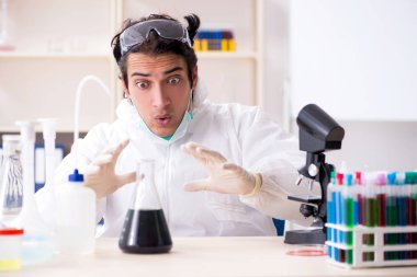 Laboratuvarda çalışan yakışıklı bir kimyager. 