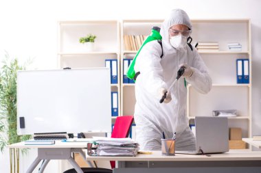 Profesyonel müteahhit ilaçlama ofisinde yapıyor 