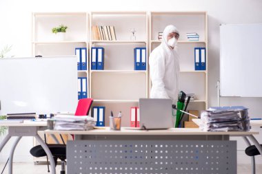 Profesyonel müteahhit ilaçlama ofisinde yapıyor 