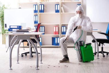 Profesyonel müteahhit ilaçlama ofisinde yapıyor 