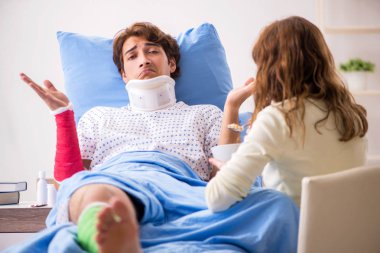 Hastanede yaralı kocayla ilgilenen sevgili bir eş. 