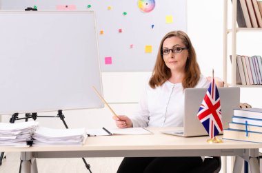 Sınıfta Bayan İngilizce öğretmeni 