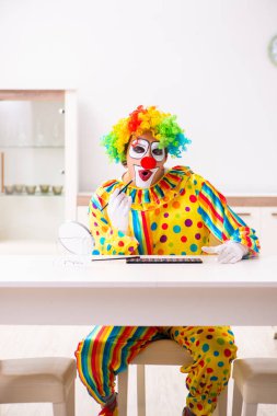 Erkek palyaço evde perfomance için hazırlanıyor 