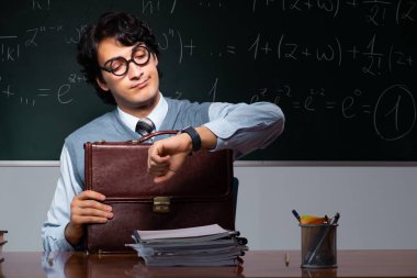 Kara tahta önünde genç matematik öğretmeni