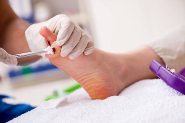 İşlem sırasında ayak tedavi uzmanı