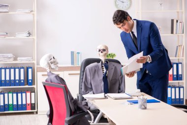 Patron ve iskeletlerle tuhaf bir iş görüşmesi.