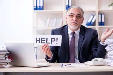 Eski işadamı çalışan ile aşırı wo mutsuz beyaz sakallı