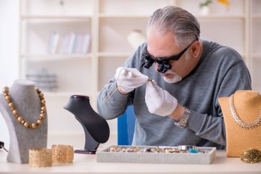 Eski kuyumcu Atölyesi'nde beyaz sakallı 